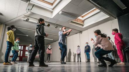 Musiktheaterpädagoge Paul Schmidt leitet Schülerinnen und Schüler der Kinderoper-AG in der Albert-Gutzmann-Schule in Gesundbrunnen an. Die AG gehört zum schulischen Ganztagsprogramm, das von Alba Berlin organisiert wird. 