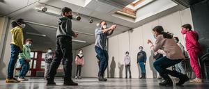 Musiktheaterpädagoge Paul Schmidt leitet Schülerinnen und Schüler der Kinderoper-AG in der Albert-Gutzmann-Schule in Gesundbrunnen an. Die AG gehört zum schulischen Ganztagsprogramm, das von Alba Berlin organisiert wird. 