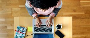 Der typische Alltag von Studierenden in der Pandemie: Alleine zu Hause vor dem Laptop
