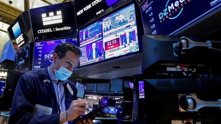 Besorgte Gesichter. Ein Trader an der Wall Street.