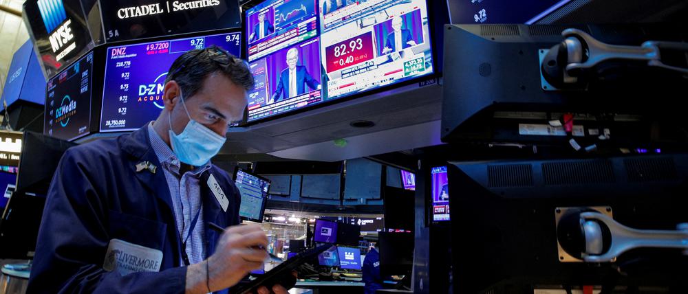 Besorgte Gesichter. Ein Trader an der Wall Street.