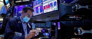 Besorgte Gesichter. Ein Trader an der Wall Street.