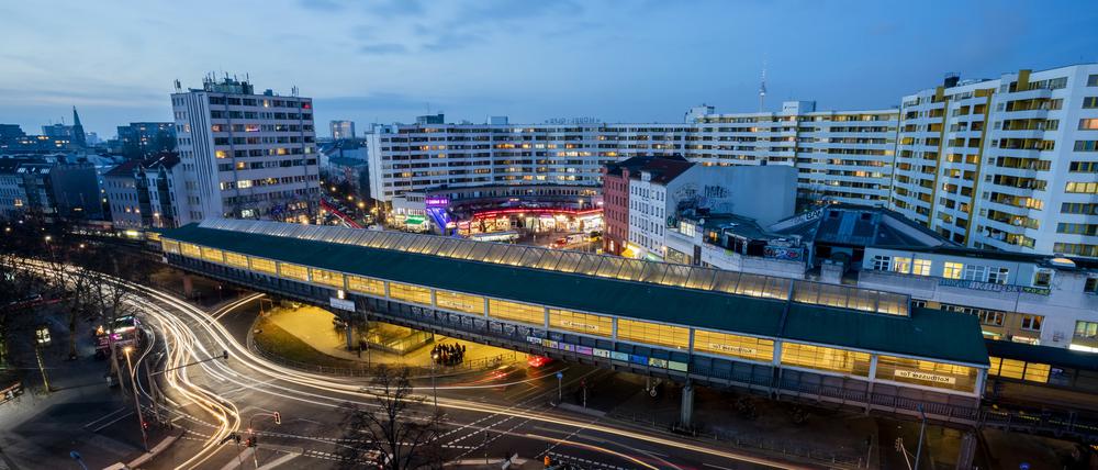 Das Kottbusser Tor in der Abenddämmerung.