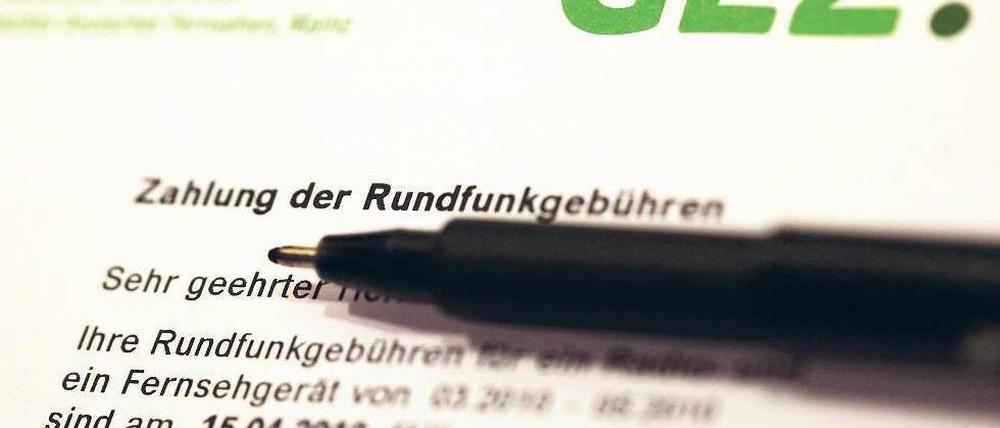 Die Formulare der GEZ sind bald Altpapier, wenn die Haushaltsabgabe kommt. Foto: dpa