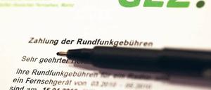 Die Formulare der GEZ sind bald Altpapier, wenn die Haushaltsabgabe kommt. Foto: dpa