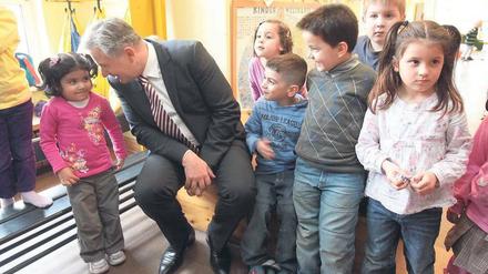 Besser betreut. Was Eltern sich vom Regierenden – hier auf Kita-Besuch in Charlottenburg – wünschen würden? Ganz oben auf der Liste steht mehr Personal.