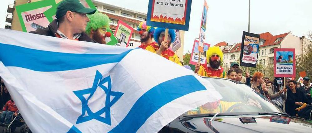Froh und stolz. Um gegenseitigen Respekt geht es beim 2000 Jahre alten jüdischen Fest Lag BaOmer. Die Festparade startete am Adenauerplatz.