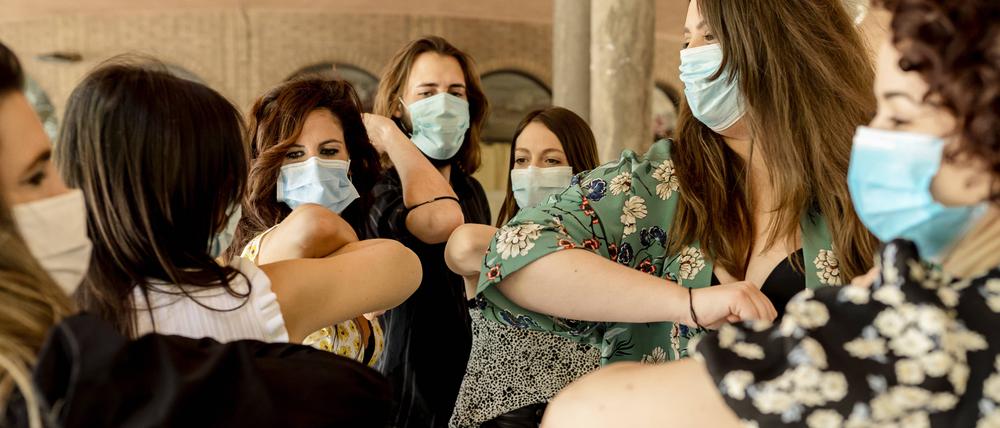 Auch in Bars, Clubs und Restaurants sollten besser Masken getragen werden.