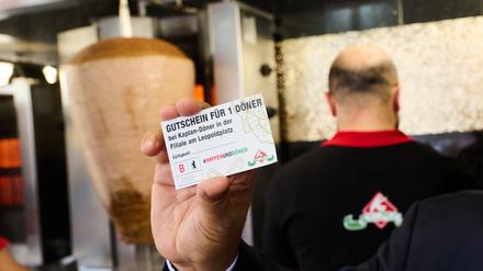 «Gutschein für 1 Döner» steht auf einem Flyer, den Döner-Besitzer Kaplan in seinem Döner Imbiss hält. Im Rahmen des kreativen Impfens macht Berlin auch in der bundesweiten Aktionswoche niedrigschwellige Walk-In Impfangebote. Dort Geimpfte erhalten einen Dönergutschein.