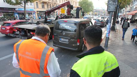 Häufiger als bislang sollen künftig Falschparker in Berlin abgeschleppt werden.