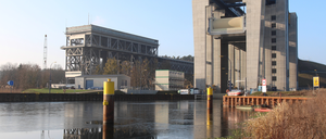 Vergangenheit und Zukunft. 1934 ging das Schiffshebewerk Niederfinow in Betrieb. Es ist das älteste noch arbeitende Deutschlands, daneben der Neubau aus Stahlbeton (links).