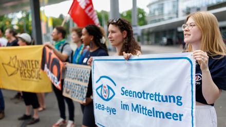 Teilnehmer verschiedener Organisationen protestieren mit einer Mahnwache gegen die geplante Asylreform beim 38. Deutschen Evangelischen Kirchentag. 
