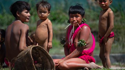 RORAIMA, BRAZIL - JULY 01: (EDITORS NOTE: image contains nudity) Yanomami indigenous look on as arriving to receive health care during the Yanomami / Raposa Serra do Sol Mission amidst at the coronavirus (COVID-19) pandemic at the 4 Special Border Platoon in the city of Alto Alegre on July 01, 2020 in Roraima, Brazil. The mission involves several ministries and seeks to intensify indigenous health care and Covid-19 prevention. Brazil has over 1,402,000 confirmed positive of Coronavirus cases, with 147 among Yanomamis, and 59,594 deaths across the country and 4 among Yanomamis. (Photo by Andressa Anholete / Getty Images)