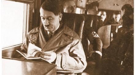 Inspiration im Flieger. Hitler 1935 bei der Lektüre eines seiner auf rund 10 000 Bände geschätzten Bücher. Foto: p-a/Mary Evans Picture Library