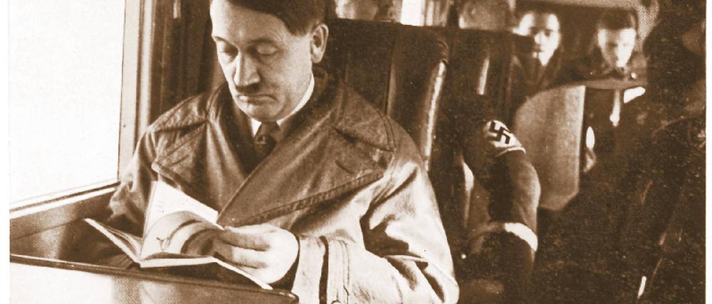Inspiration im Flieger. Hitler 1935 bei der Lektüre eines seiner auf rund 10 000 Bände geschätzten Bücher. Foto: p-a/Mary Evans Picture Library