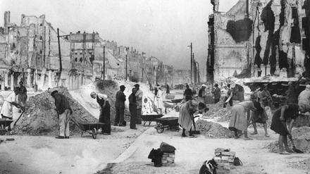 August 1946. Aufräumarbeiten in der Großen Frankfurter Straße