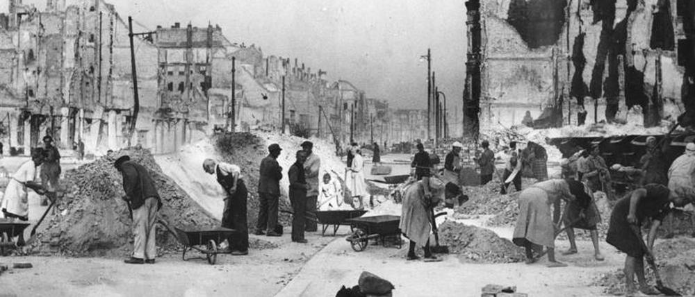 August 1946. Aufräumarbeiten in der Großen Frankfurter Straße