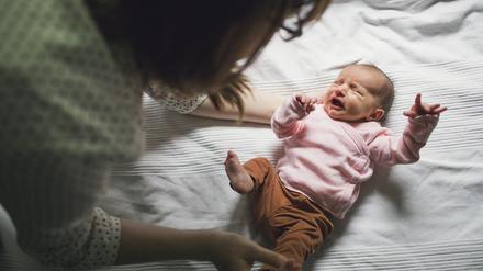 Mit dem Weinen drücken Babys aus, dass ihnen was fehlt. 