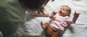 Mit dem Weinen drücken Babys aus, dass ihnen was fehlt. 