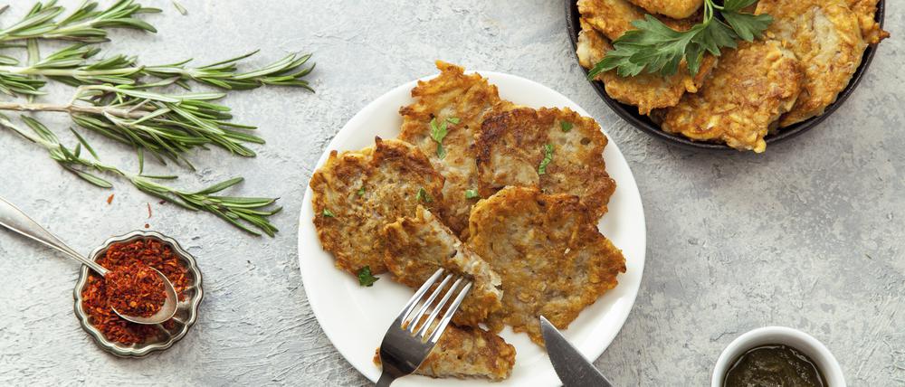 Ein klassisches Chanukka-Gericht, modern interpretiert: Jüdische Kartoffel-Latkes mit Chiliflocken und Minzsauce.