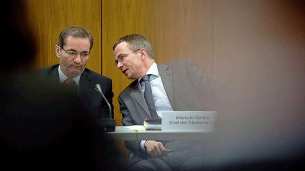 Matthias Platzeck (l.) mit Staatskanzleichef Albrecht Gerber im Hauptausschuss des Landtages.