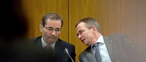 Matthias Platzeck (l.) mit Staatskanzleichef Albrecht Gerber im Hauptausschuss des Landtages.