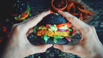 Veggie-Buletten auf Kichererbsenbasis stellen eine gesunde Alternative zu hochverarbeiteten, hackfleischähnlichen Burgern dar. Man sollte aber auf Salzgehalt und Art des Bratöls achten. 