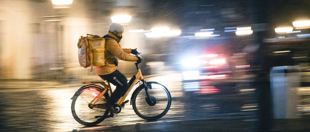 Immer in Eile. Lieferboten haben viel Stress. Auf dem Gehweg fahren dürfen sie trotzdem nicht. 
