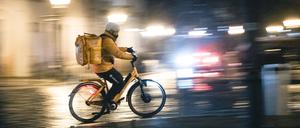Immer in Eile. Lieferboten haben viel Stress. Auf dem Gehweg fahren dürfen sie trotzdem nicht. 
