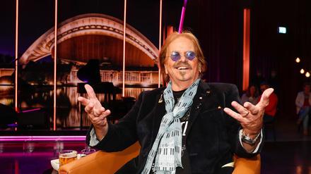 ARCHIV - 26.11.2021, Berlin: Frank Zander ist beim Fototermin in der RBB Sendung Riverboat im RBB Studio. Am 4. Februar wird der Entertainer, Sänger, Maler, Schauspieler und Träger des Bundesverdienstkreuzes 80 Jahre alt. (zu dpa "Von der «Plattenküche» zum Urgestein - Frank Zander wird 80") Foto: Gerald Matzka/dpa/ZB +++ dpa-Bildfunk +++