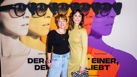 Pola Beck (l), Regisseurin, und Aylin Tezel, Schauspielerin, kommen zur Premiere von «Der Russe ist einer, der Birken liebt» ins Kino in der Kulturbrauerei. Der Film startet am 3. November 2022 in den deutschen Kinos.