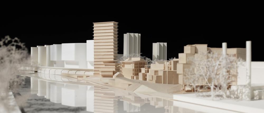 Das Modell zeigt das geplante Holzhochhaus vom Verbund Holzmarkt 25. Ursprünglich waren drei Gebäude geplant. 
