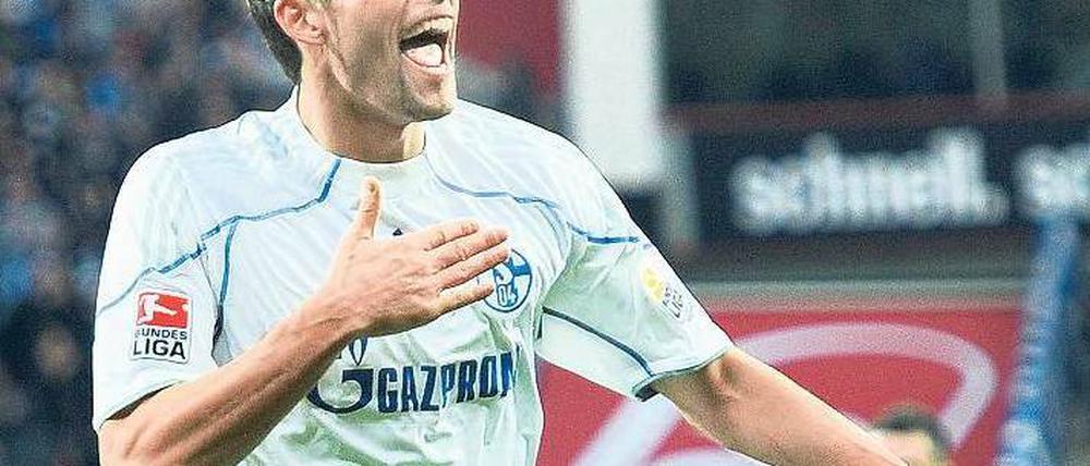 Schalke im Herzen. Kevin Kuranyi erzielte beim 2:0-Erfolg über Bayer Leverkusen beide Treffer und ließ sich von den Fans feiern. Foto: dpa
