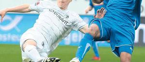 Mitreißendes Duell. Hoffenheims Marvin Compper (r.) und Johannes Flum vom SC Freiburg kämpfen um den Ball.