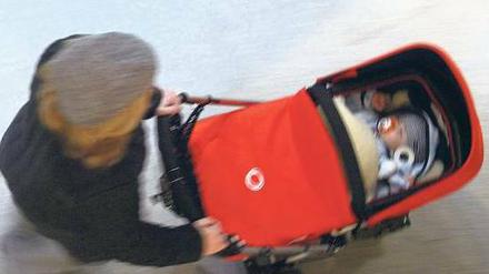 Ferrarirot. Geländewagen in der Stadt sind längst geächtet, dafür wird bei den Kinderwagen aufgerüstet: Man fährt jetzt „Bugaboo“ in Prenzlauer Berg. Foto: Caro/Ponizak