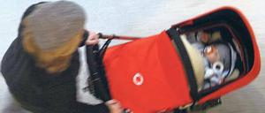 Ferrarirot. Geländewagen in der Stadt sind längst geächtet, dafür wird bei den Kinderwagen aufgerüstet: Man fährt jetzt „Bugaboo“ in Prenzlauer Berg. Foto: Caro/Ponizak