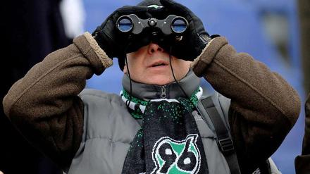 Weil ihr Team schon das Saisonziel von 40 Punkten übererfüllt hat, suchen die 96-Fans mit dem Uli-Hoeneß-Gedächtnis-Fernglas nach neuen Zielen und Gegnern.