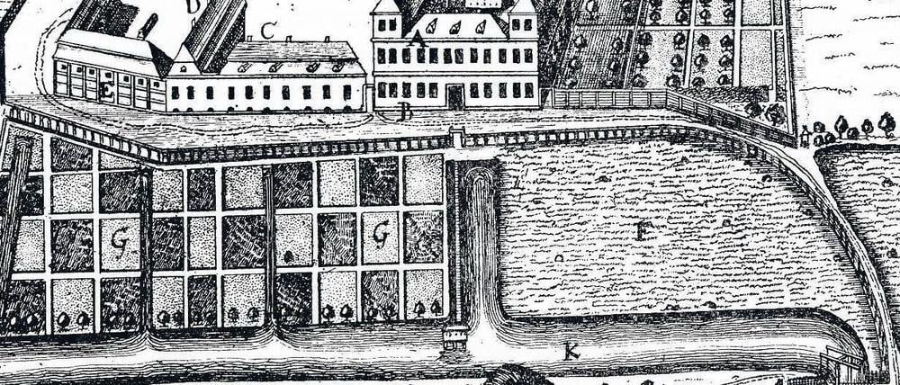 Abseits. Die Einrichtung wurde anfangs bewusst „auf die grüne Wiese“ gesetzt, wie diese Abbildung von 1730 zeigt.