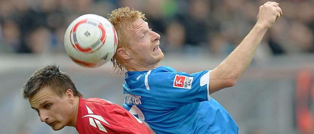 Unentschieden im Zweikampf: Kölns Slawomir Peszko und Hoffenheims Andreas Ibertsberger auf der Suche nach Orientierung.