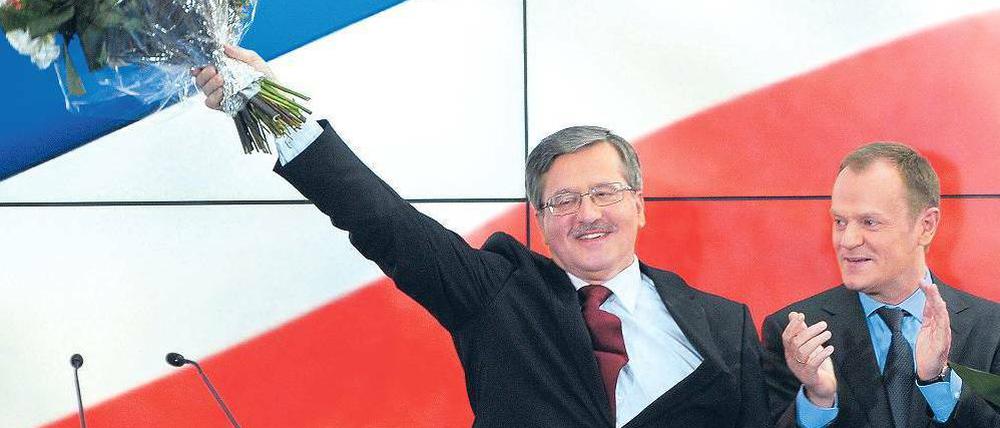 Erste Siegesfeier. Polens Parlamentsvorsitzender Bronislaw Komorowski (li.) tritt im Herbst für seine Partei, die Bürgerplattform, bei der Präsidentenwahl an. Premier Donald Tusk hatte nicht nur auf eine Kandidatur verzichtet, sondern auch die Vorwahl angesetzt. Foto: AFP