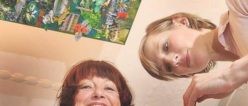 Immer schön lächeln. Künstlerin Rottraud König (links) gestaltet, Zahnärztin Julia Karras bohrt. Foto: Uwe Steinert