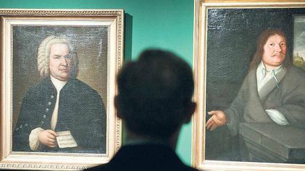 Musiker schauen dich an. Bundespräsident Horst Köhler betrachtet in Leipzig die Portäts von Johann Sebastian Bach (l.) und dessen Vater Ambrosius Bach. Foto: dpa