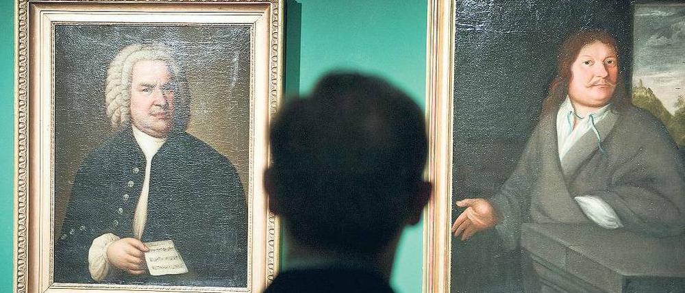 Musiker schauen dich an. Bundespräsident Horst Köhler betrachtet in Leipzig die Portäts von Johann Sebastian Bach (l.) und dessen Vater Ambrosius Bach. Foto: dpa