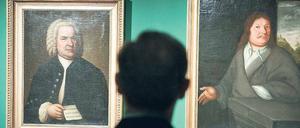 Musiker schauen dich an. Bundespräsident Horst Köhler betrachtet in Leipzig die Portäts von Johann Sebastian Bach (l.) und dessen Vater Ambrosius Bach. Foto: dpa