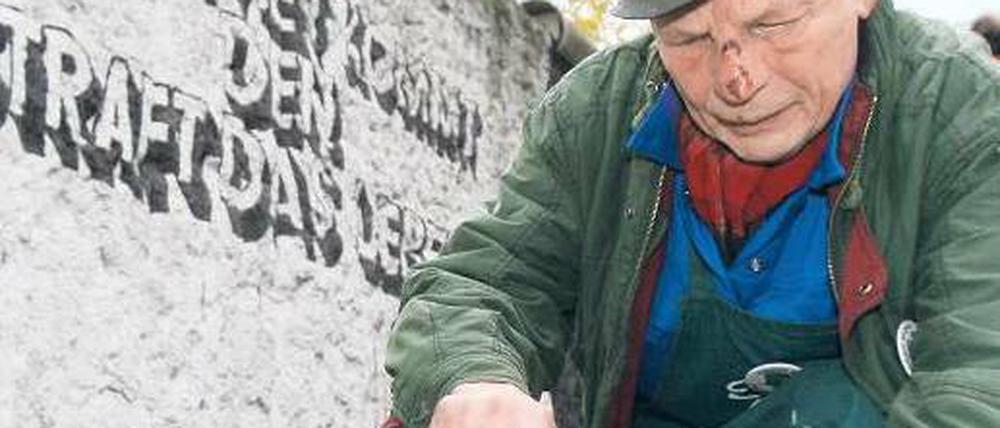 Berliner Pflanze. Ben Wagin, der immer in seinem Overall auftritt, lebt seit 1955 in Berlin. Der Künstler hat über 50 000 Gingkobäume geplanzt – von Moskau bis Vilshofen.Fotos: pa/dpa (2), Amin Akhtar/laif
