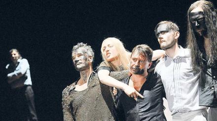 Mörderpack. Markus Graf (Werbel), Ingo Hülsmann (Gunther), Maren Eggert (Kriemhild), Sven Lehmann (Hagen), Moritz Grove (Giselher), Felix Goeser (Volker). Foto: Marcus Lieberenz