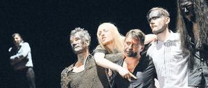 Mörderpack. Markus Graf (Werbel), Ingo Hülsmann (Gunther), Maren Eggert (Kriemhild), Sven Lehmann (Hagen), Moritz Grove (Giselher), Felix Goeser (Volker). Foto: Marcus Lieberenz