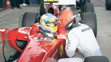 Erhöhter Diskussionsbedarf. Michael Schumacher (r.) forderte unmittelbar nach dem Qualifying von Fernando Alonso eine Erklärung für seine Blockade. Foto: dpa
