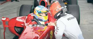 Erhöhter Diskussionsbedarf. Michael Schumacher (r.) forderte unmittelbar nach dem Qualifying von Fernando Alonso eine Erklärung für seine Blockade. Foto: dpa