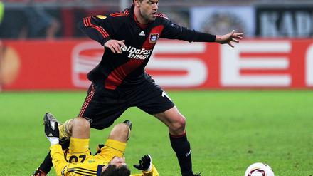 Leverkusens Michael Ballack im Zweikampf mit Sebastian Blanco von Europa-League-Gegner Metalist Charkow.